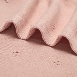 Motif cœur tricoté sur couverture bébé coton