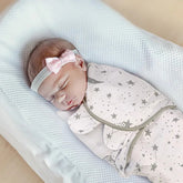 Bébé dans couverture emmaillotage coton façon nid d’ange cosy