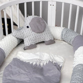 Tour de lit bébé gris étoilé en coton dans un lit bébé
