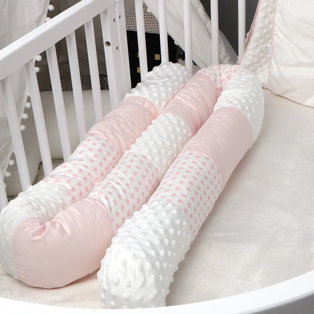 our de lit bébé en coton rose avec motifs étoiles dans un berceau