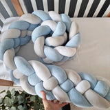 Tresse de lit longue de 300 cm installée dans un lit bébé sécurisé