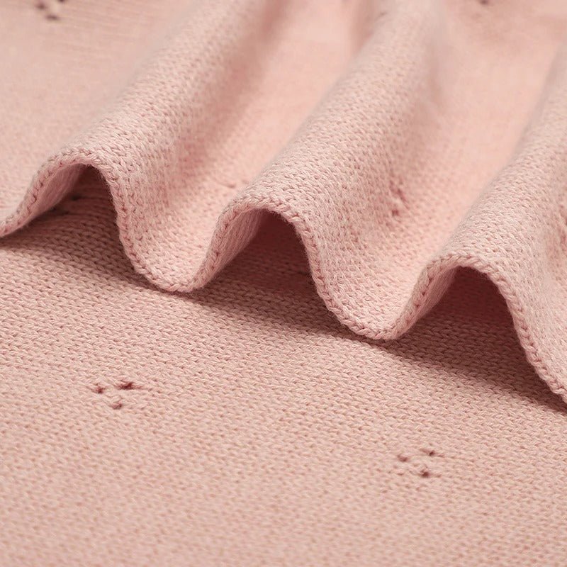 Motif cœur tricoté sur couverture bébé coton