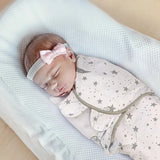 Bébé dans couverture emmaillotage coton façon nid d’ange cosy