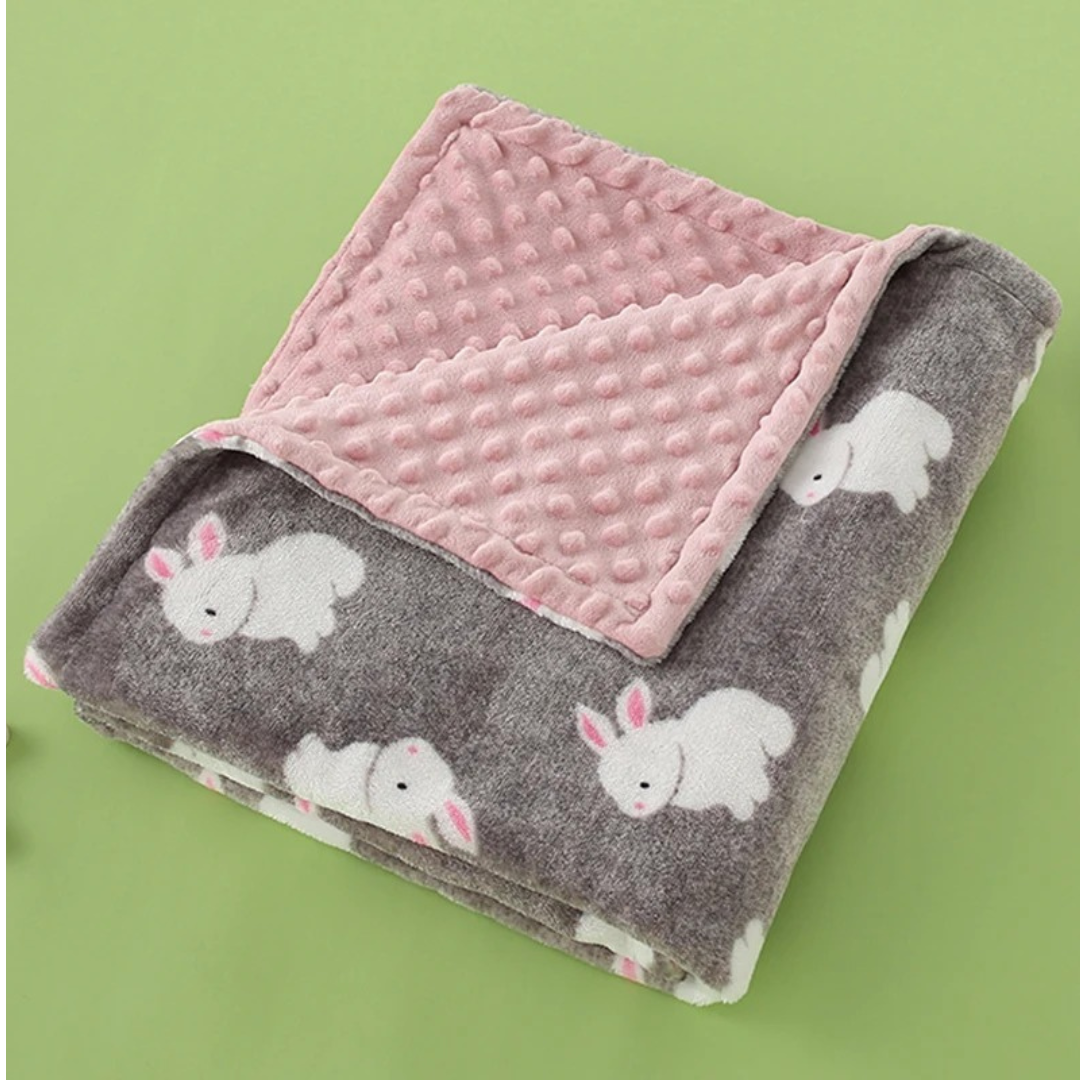 bébé dormant avec couverture polaire chaude pour l'hiver