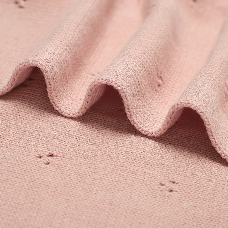 Motif cœur tricoté sur couverture bébé coton