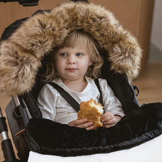 Zoom sur tissu imperméable et coupe-vent d’une chancelière pour poussette