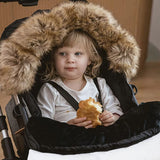 Zoom sur tissu imperméable et coupe-vent d’une chancelière pour poussette