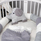 Tour de lit bébé gris étoilé en coton dans un lit bébé