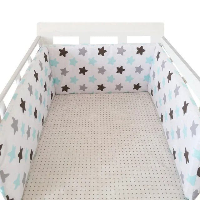 Tour de lit bébé Rêve Céleste installé dans un lit blanc 60x120 cm