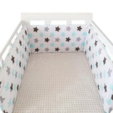 Tour de lit bébé Rêve Céleste installé dans un lit blanc 60x120 cm