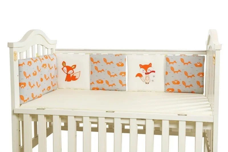 Tour de lit respirant pour bébé dans une chambre aux tons doux et naturels
