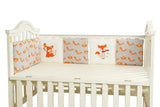 Tour de lit respirant pour bébé dans une chambre aux tons doux et naturels