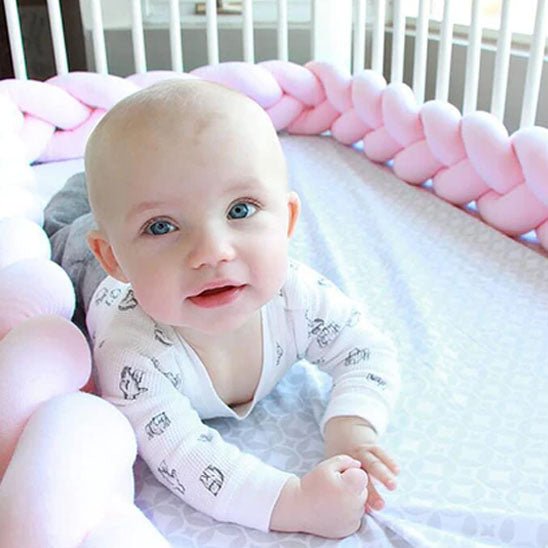 Coussin tressé 4 brins pour protéger les barreaux du lit bébé