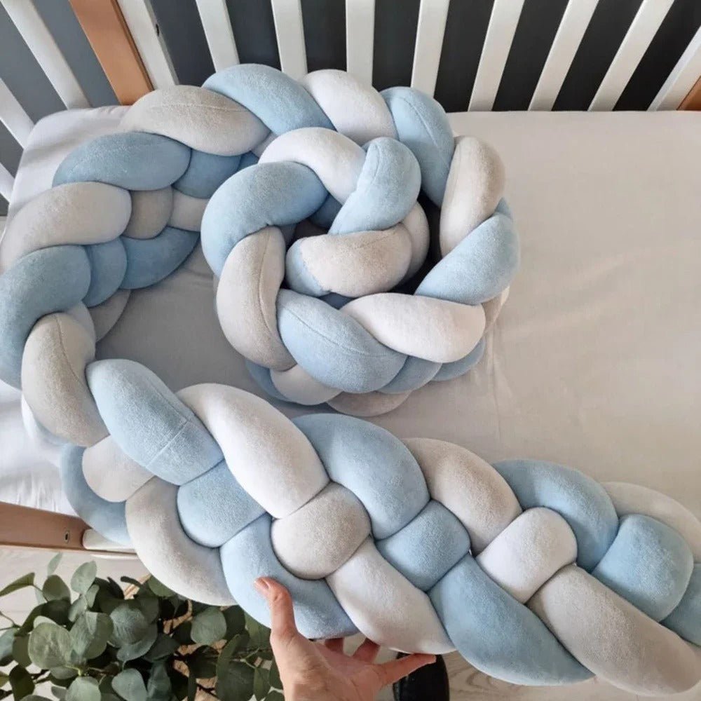 Tresse de lit longue de 300 cm installée dans un lit bébé sécurisé