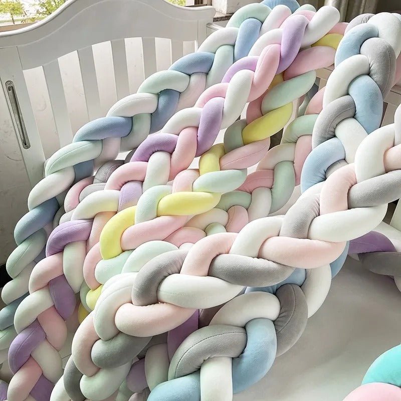 Tresse de lit Nuage Chantant installée dans un berceau de 200 cm