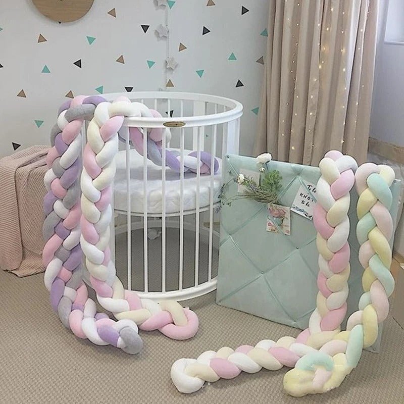 Tresse de lit bébé Nuage Chantant dans une chambre bohème aux tons doux