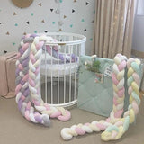 Tresse de lit bébé Nuage Chantant dans une chambre bohème aux tons doux